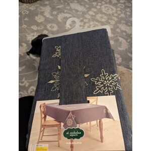 St Nicholas Square 60 x 84 Oblong Tablecloth Snowflake Winter Holiday Christmas